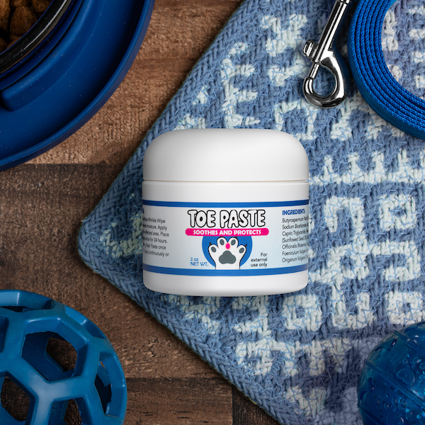 squishface-toe-paste-tp-lifestyle-flat-1789496637.jpg